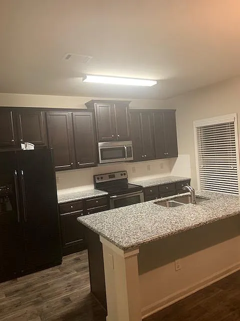 Building Photo - 910 Walnut Woods Dr