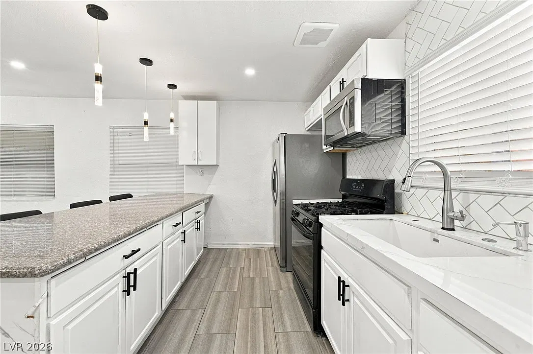 4 bed, 3.0 bath, 1023 sqft, $2,300 — Photo 3