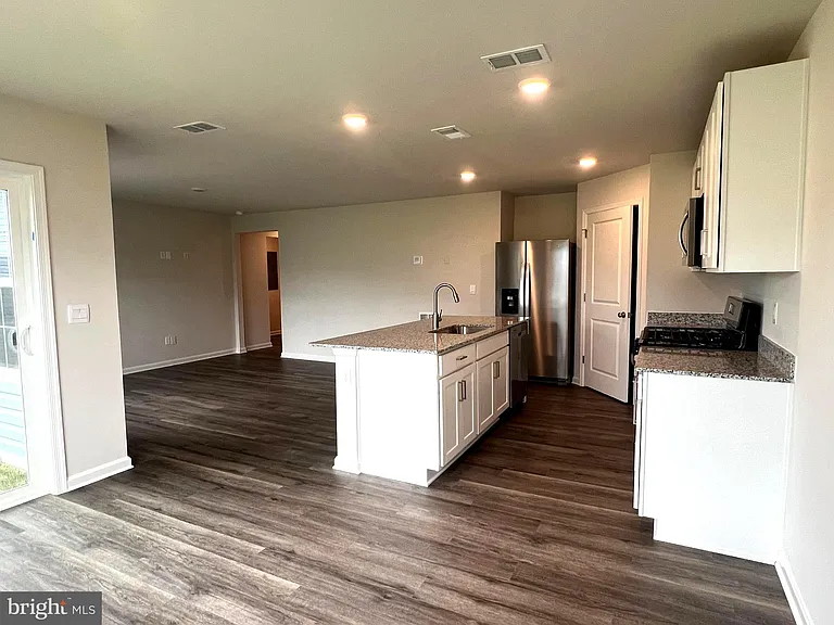 180 Hamstead Dr — Photo 10