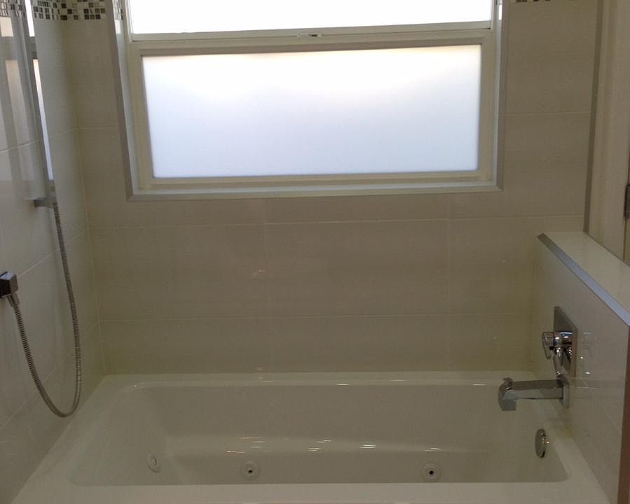 Jaccuzzi Tub With Second Shower