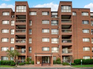 600 Naples Ct APT 106, Glenview, IL 60025