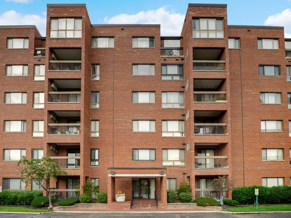 600 Naples Ct APT 106, Glenview, IL 60025