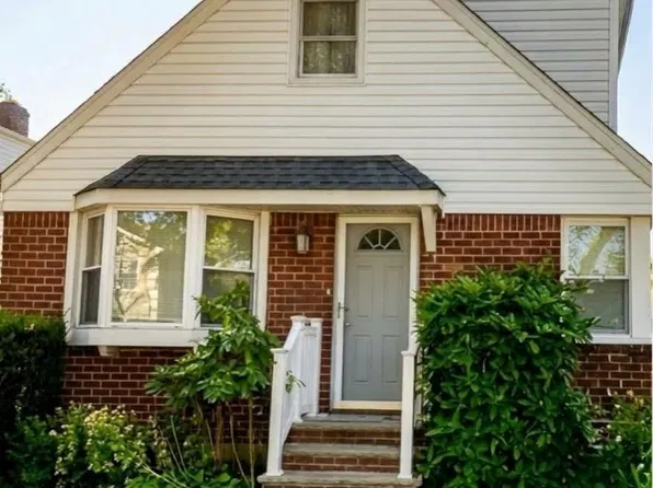 85-36 256th St, Floral Park, NY 11001