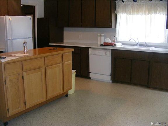 5th image of 202 E Parker Ave