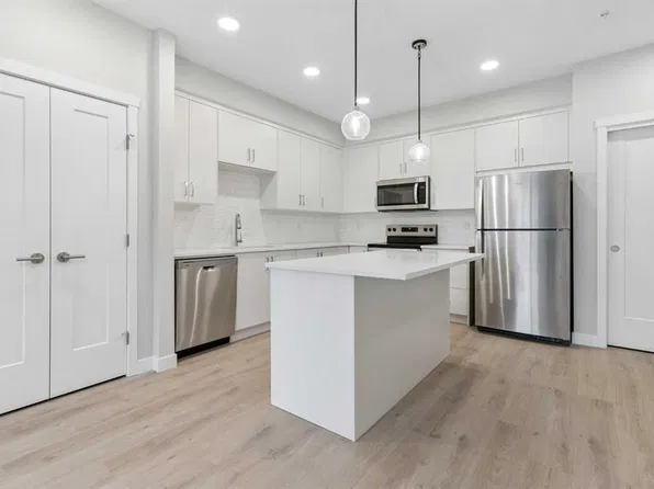 655 N Shawnee Sq SW #312, Calgary, AB T2Y 0W4