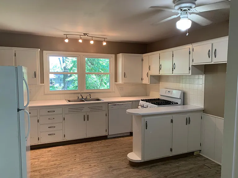 Updated kitchen w/ new tile and paint, dishwasher and gas stove!