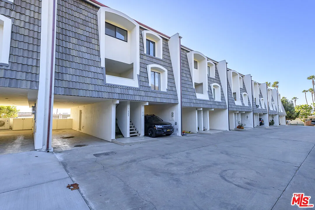 2 bed, 2.0 bath, 995 sqft, $5,000 — Photo 4