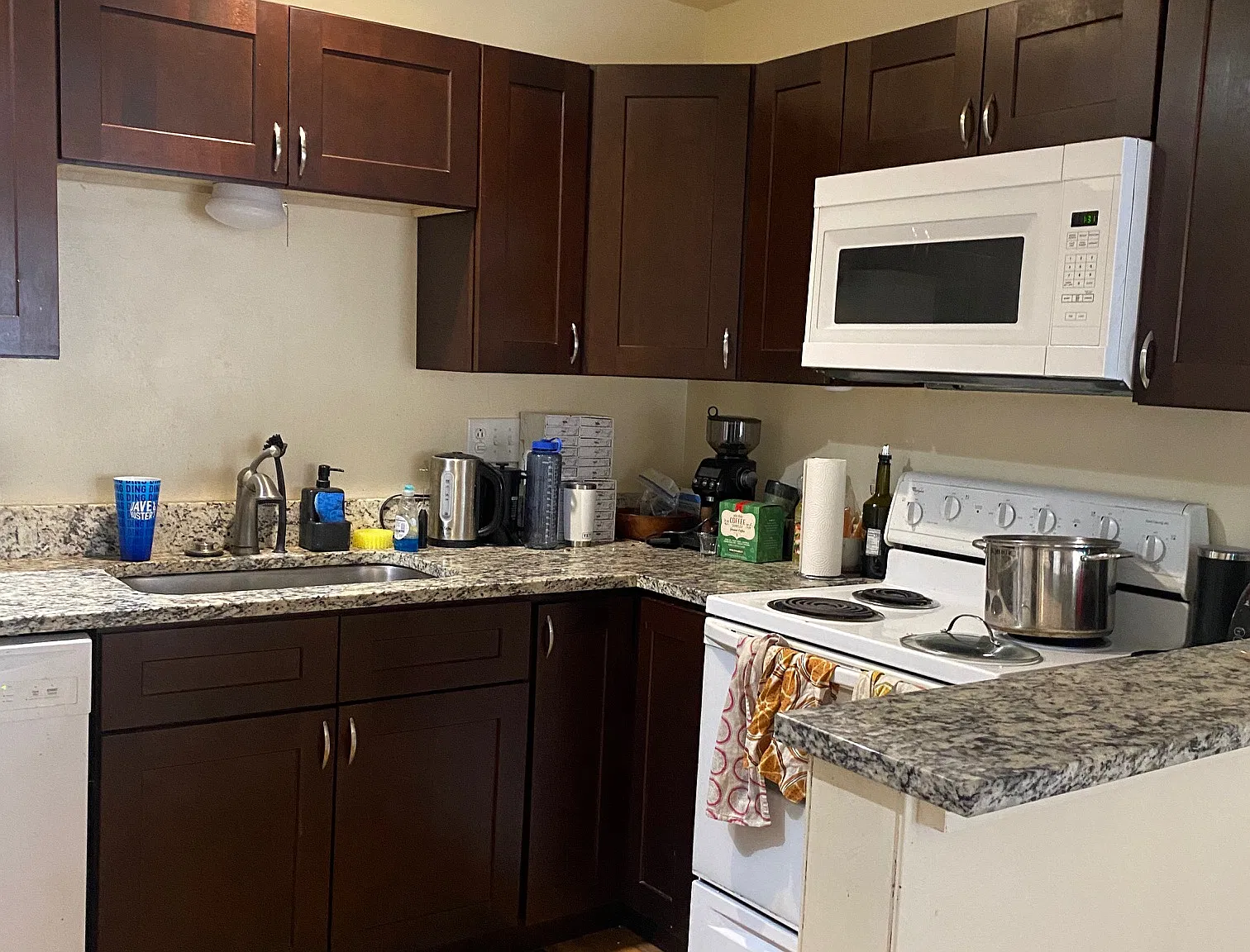 3 bed, 900 sqft, $3,555 — Photo 4