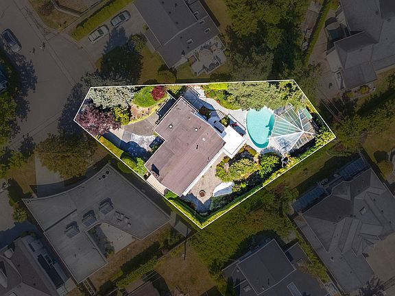 4th image of 8660 Fairfax Cres