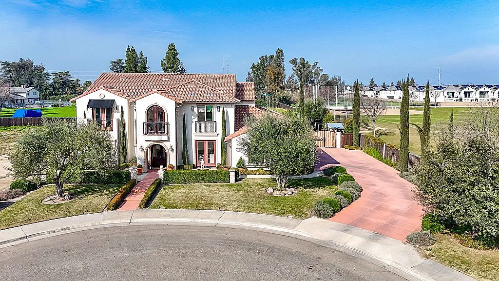 2564 E Sarazen Ave photo 1