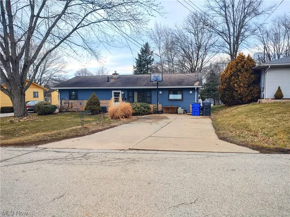 1056 Jones St, Ravenna, OH 44266