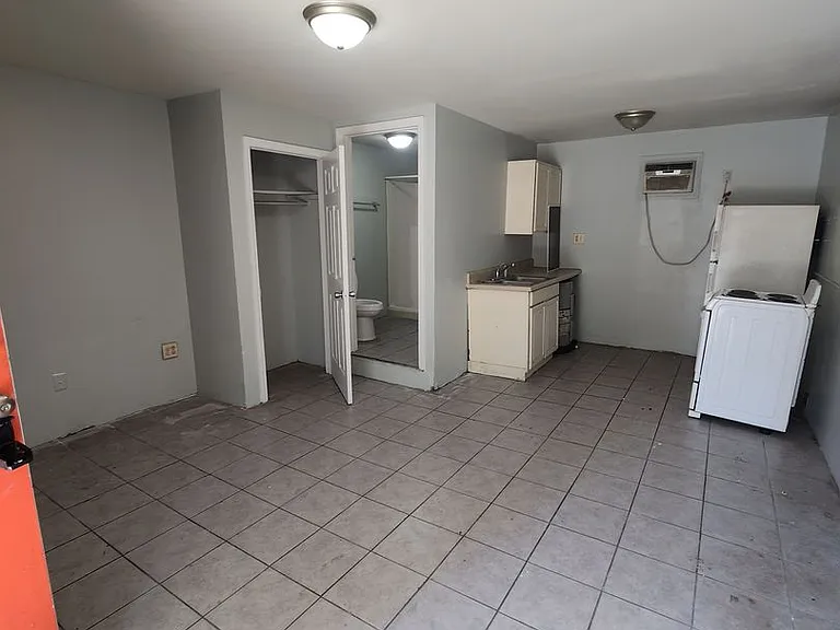 2204 Eleanor Dr — Photo 2