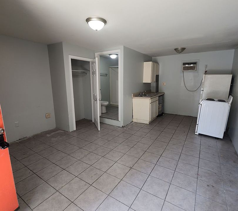 2nd image of 2204 Eleanor Dr #4D