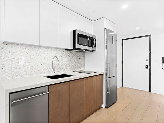 4th image of 2128 Ocean Ave #5D