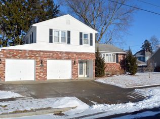 11 Hollow Ridge Rd, Rumford, RI 02916