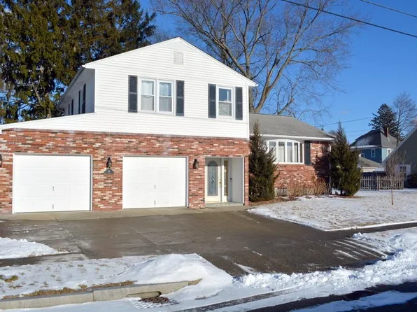 11 Hollow Ridge Rd, Rumford, RI 02916
