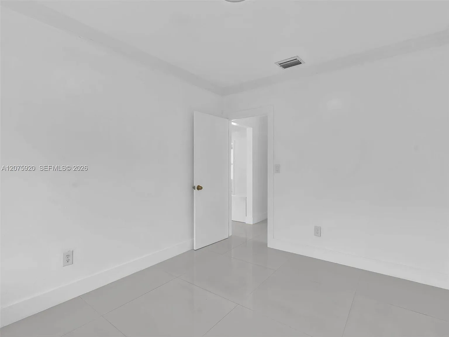 4 bed, 1600 sqft, $6,250 — Photo 2