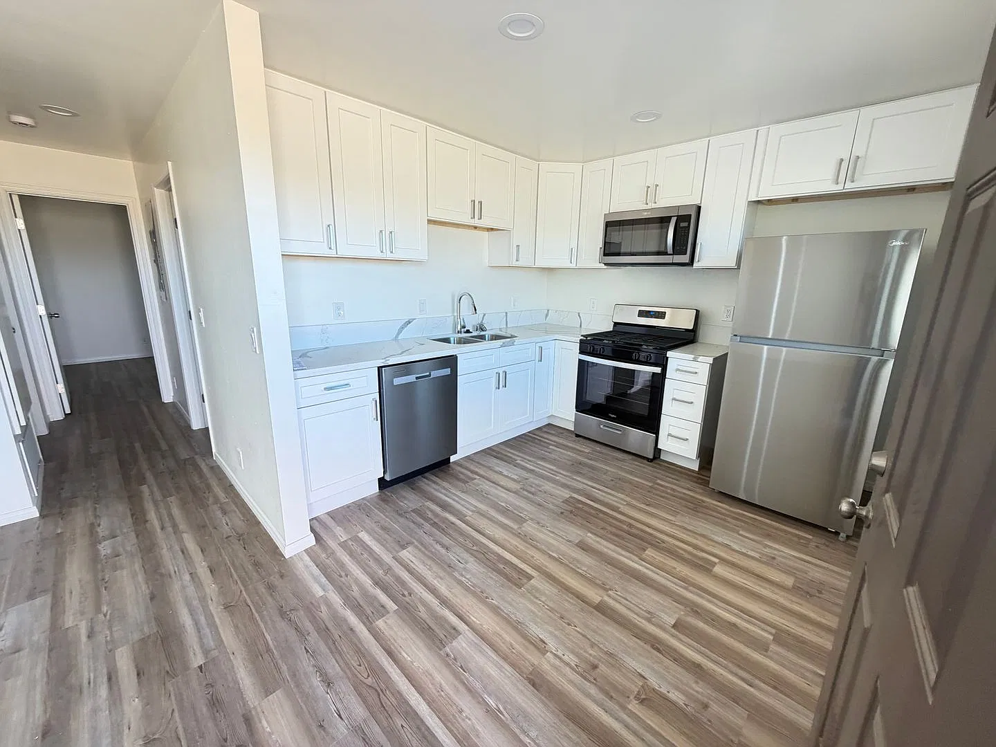 140 W Wilson A-B-C — Photo 4