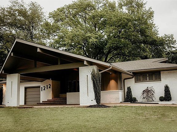 2nd image of 1212 Oakdale Dr