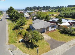 511 6th St SE, Bandon, OR 97411