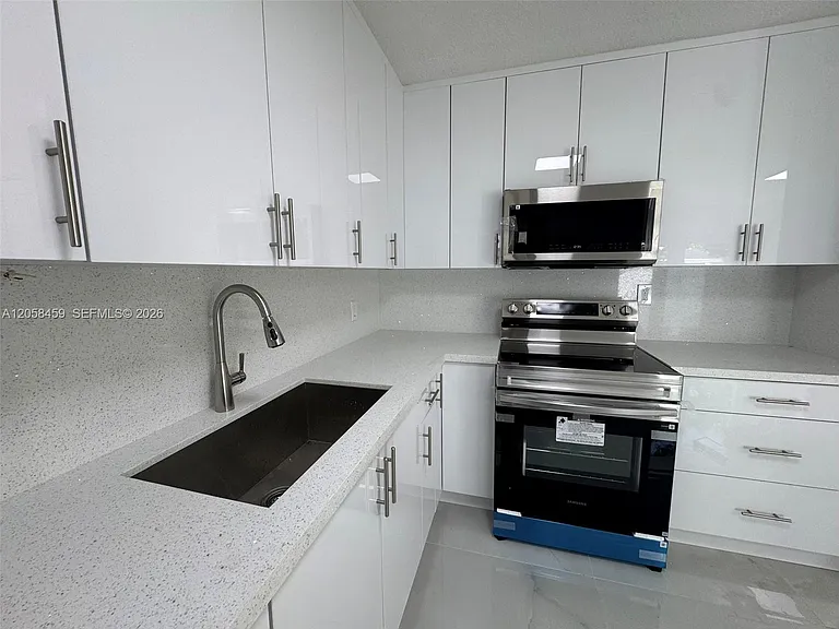 3315 NW 13th Ter #3315 — Photo 3