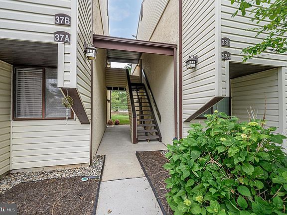 2nd image of 38 E Daisy Ln