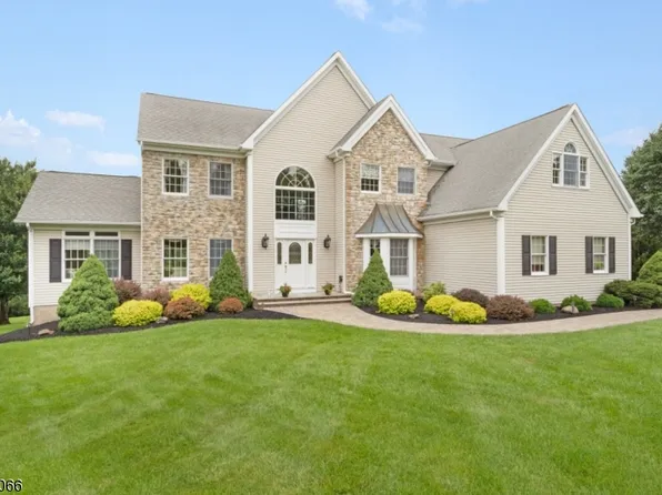 1 Country Oaks Rd, Clinton Twp., NJ 08833