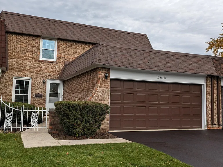 17W764 Standish Ln — Photo 1