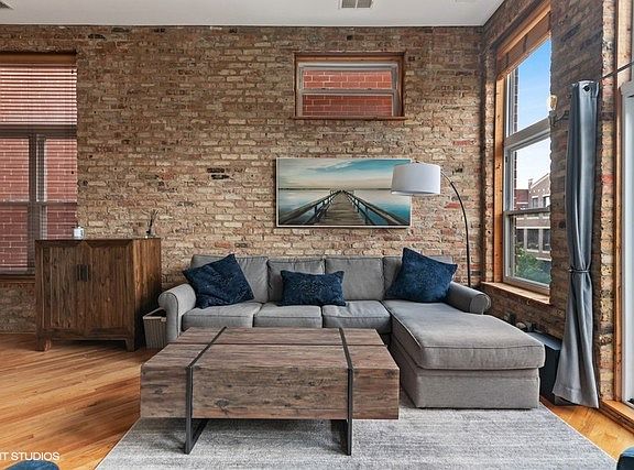 4th image of 2041 W Belmont Ave APT 3