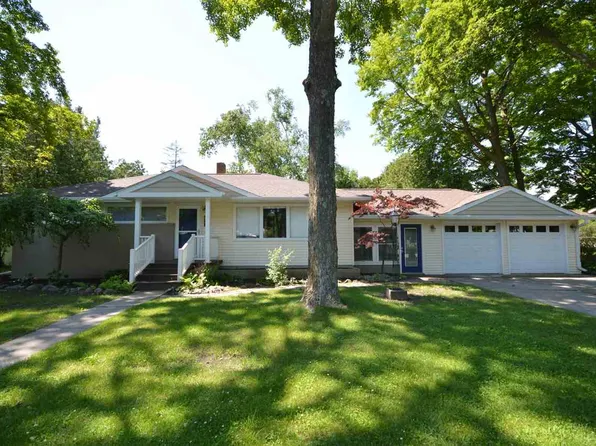 106 Oak St, Charlevoix, MI 49720