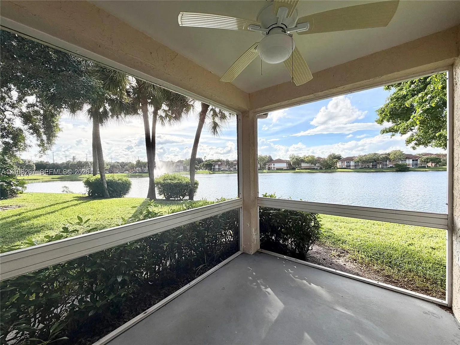 Colonnades Condo — Photo 4
