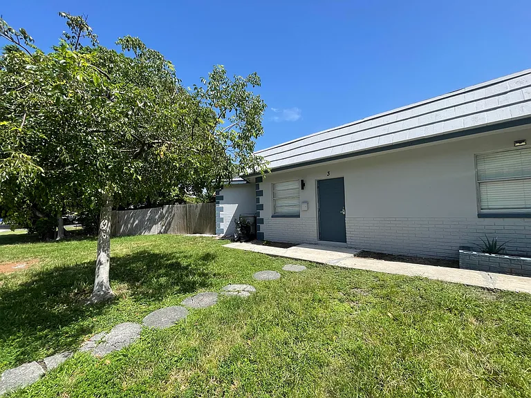 921 SW 10th Dr #3 — Photo 2