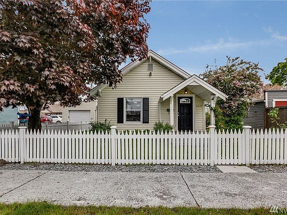 2nd image of 213 4th Ave NE