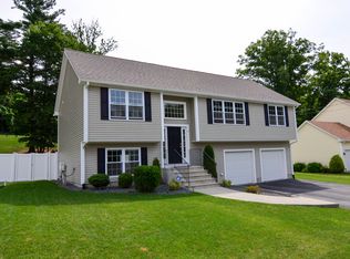8 Hickory Rd, Cumberland, RI 02864
