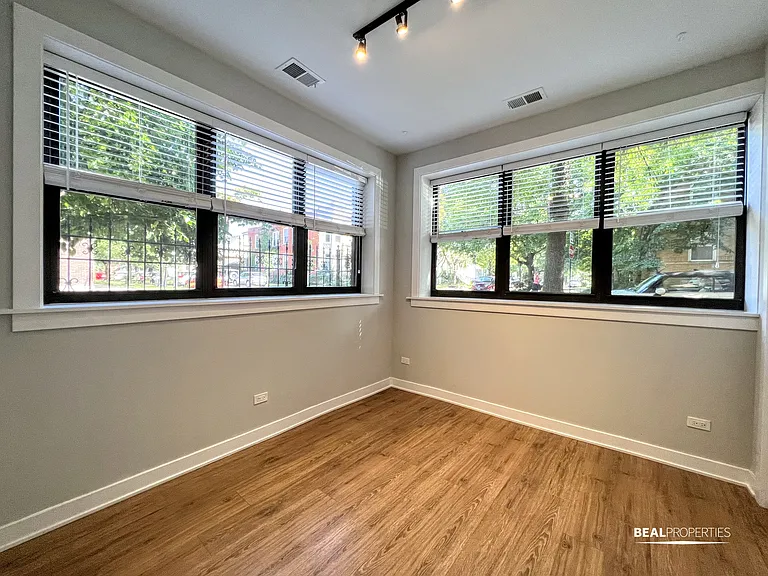 2201-09 West Eastwood Avenue — Photo 35