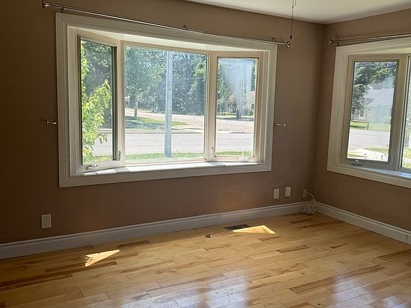 5th image of 3682 Howard Ave