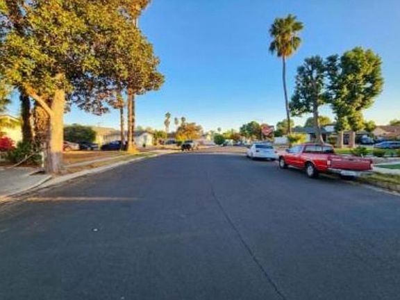 Exterior Neighborhood (street photo)