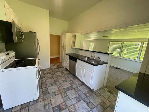 4th image of 471 Howell Ave