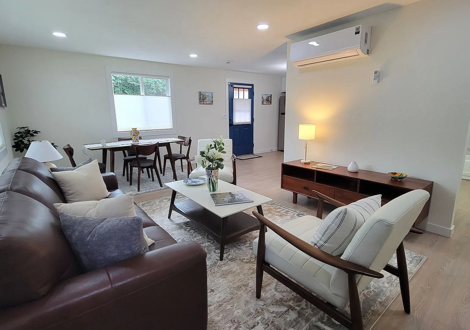 Beautifully renovated single family home on extra-large lot with shop. — Photo 2