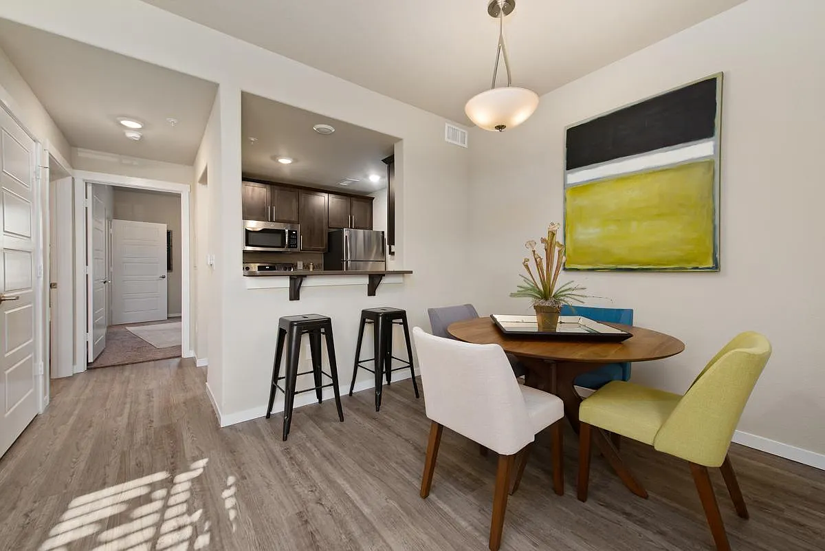 K-Ten Place Apartments — Photo 4