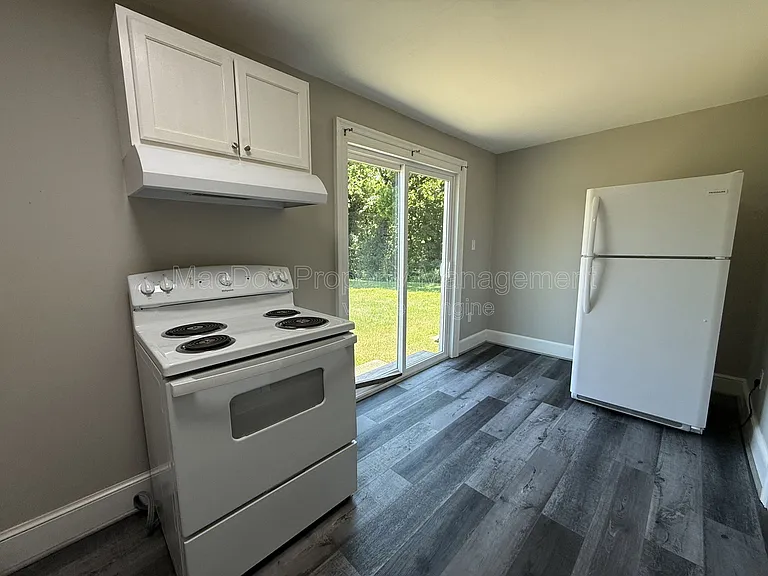 210 Milford St #B — Photo 10
