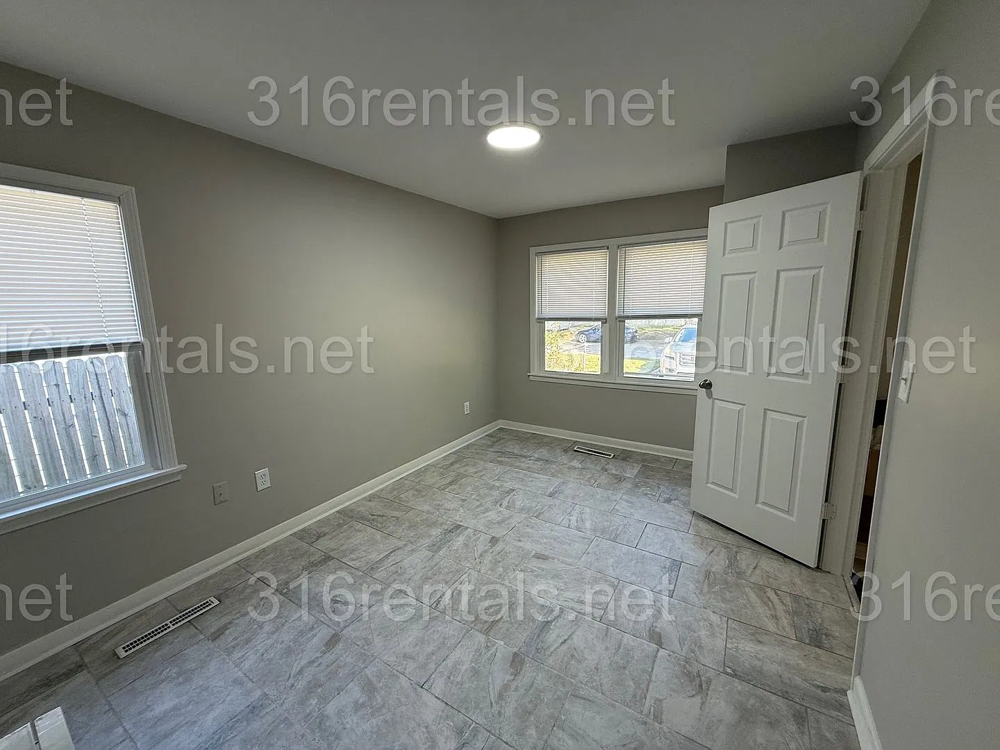 $1045 **Coming Soon** - 3 Bed 1 Bath - Single Family Home — Photo 3