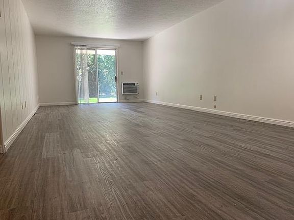 Big neutral color VPL Living room floor with Door Slider to outside individual patio and big community yard! Room for Flat screen TV; Dining area combo between kitchen & living room