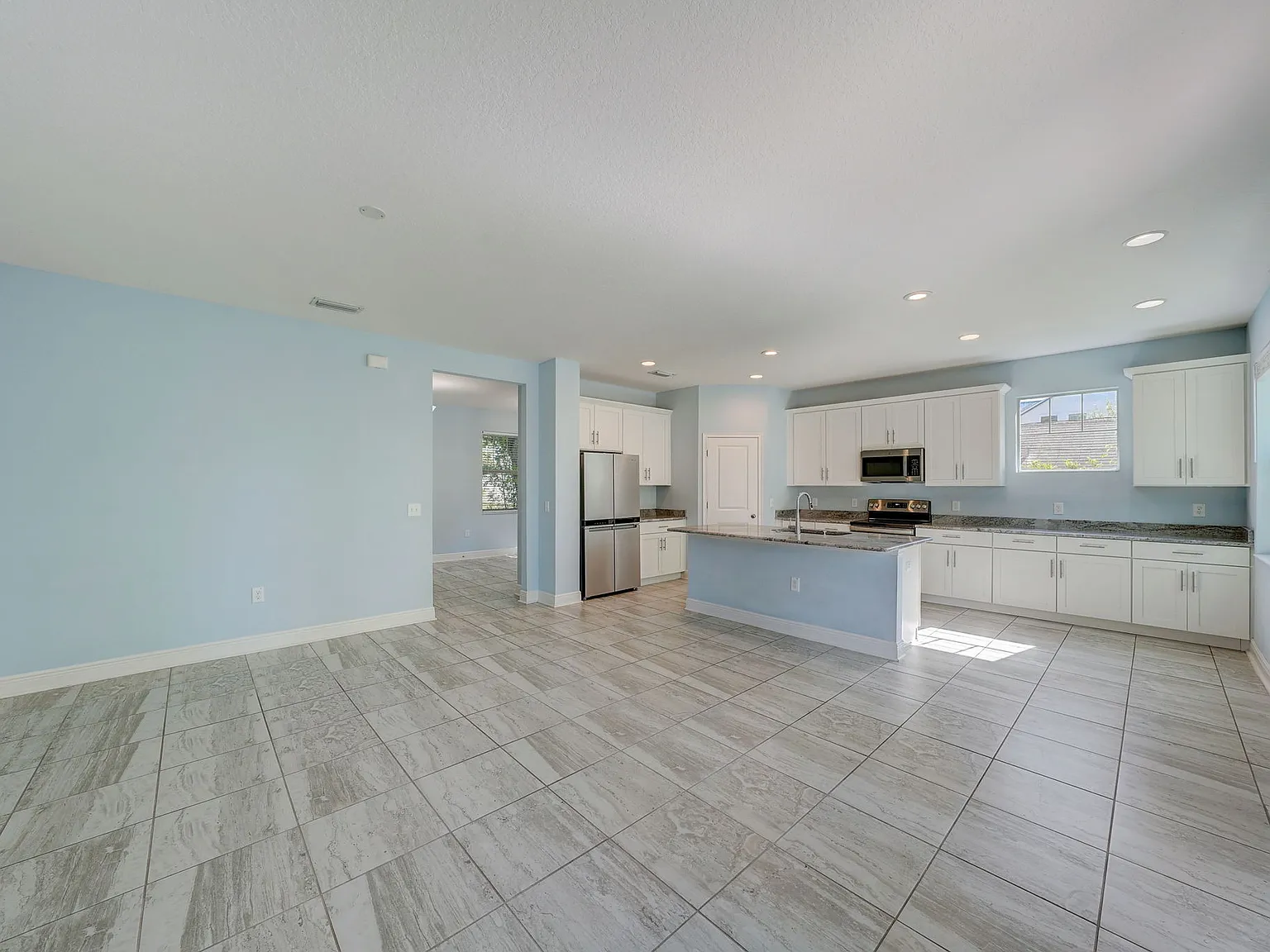 4 bed, 2400 sqft, $4,650 — Photo 3