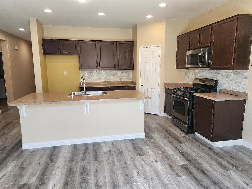 3 bed, 1760 sqft, $3,700 — Photo 3