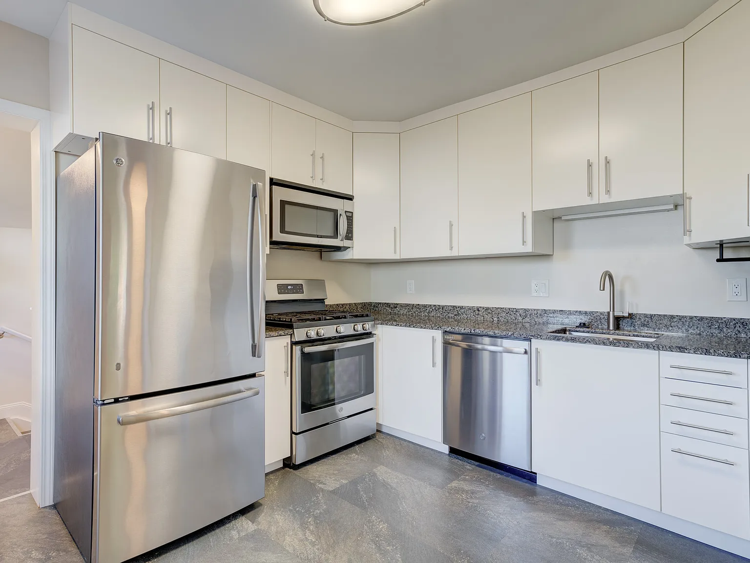 2 bed, 708 sqft, $1,800 — Photo 3
