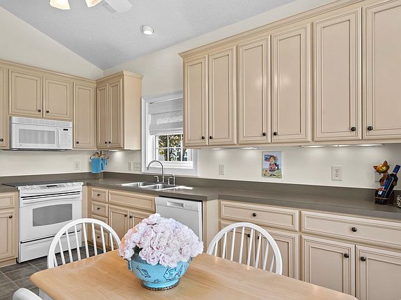3rd image of 1521 Saint Thomas Circle