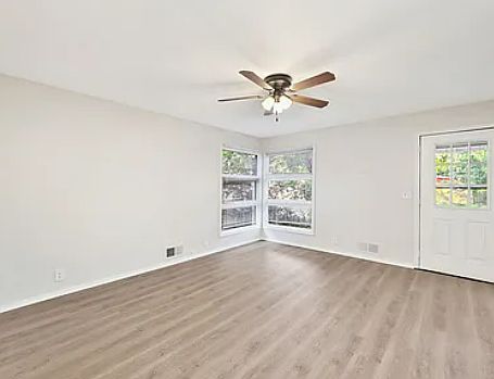 3rd image of 6020 N East Park View St