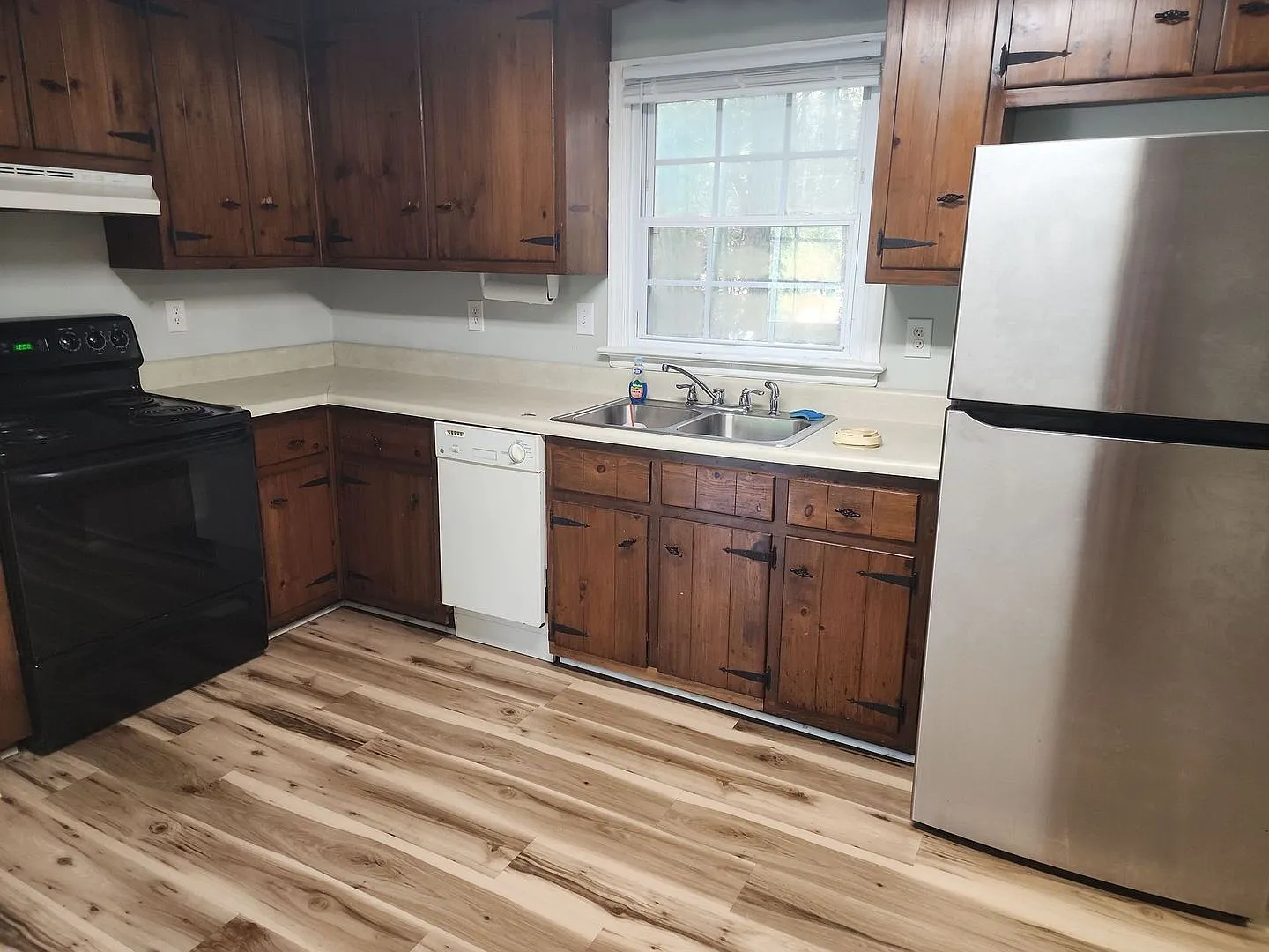 Coming Soon! Charming 3-Bedroom Home in Woodhaven Shores! — Photo 3