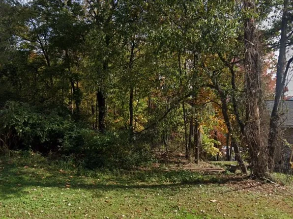 306 Cyprus Ln, Endicott, NY 13760